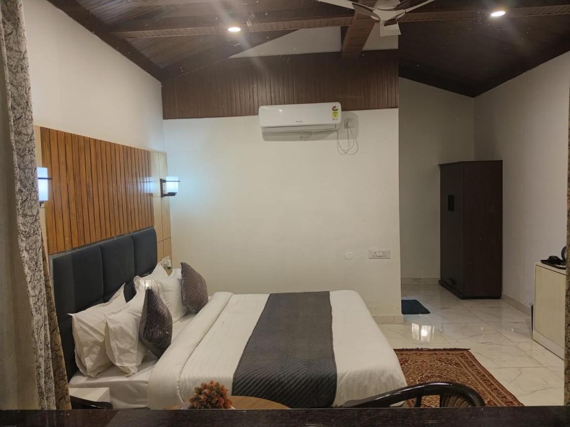 Corbett Jungle Breeze Resort Рамнаґар Екстер'єр фото